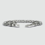 Un bracelet en argent gravé de manière complexe NineTwoFive , personnalisé pour les hommes.