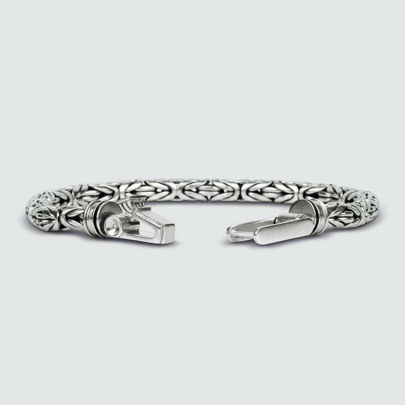 Vooraanzicht van de sterlingzilveren Turath-heren armband van Ninetwofive, waarbij het architectonische ontwerp goed tot zijn recht komt.