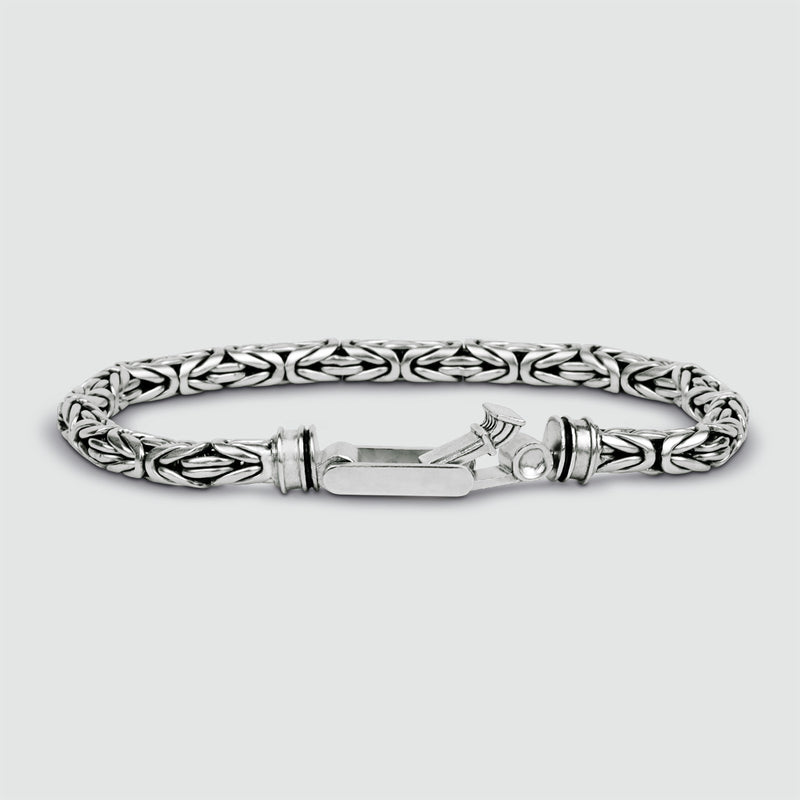 Een Turath Byzantijnse heren armband van sterlingzilver met een open sluiting, van Ninetwofive.