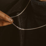 Un homme porte un Naseeb - Elegant Sterling Silver Collier 2.5mm de longueur ajustable.