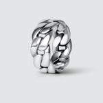 Ein Rayen - Silber Cuban Link Ring 9mm mit einem eingravierten Design und eine Kette Befestigung.
