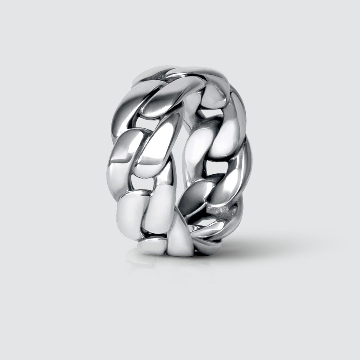 Ein Rayen - Silber Cuban Link Ring 9mm mit einem eingravierten Design und eine Kette Befestigung.