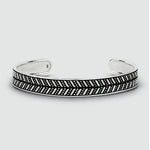 Een Danyal - Geoxideerd Sterling Zilveren Bangle Armband 9mm met gegraveerde zwarte en witte motieven.