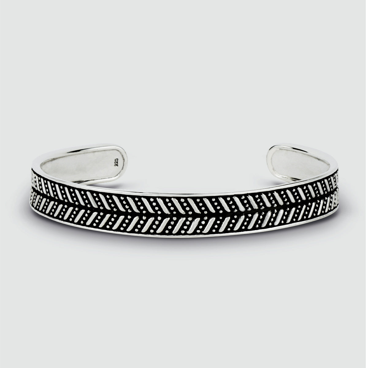 Een Danyal - Geoxideerd Sterling Zilveren Bangle Armband 9mm met gegraveerde zwarte en witte motieven.