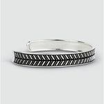 Een Danyal - Geoxideerd Sterling Zilveren Bangle Armband 9mm met zwarte en witte motieven, perfect voor de persoonlijke stijl van mannen.
