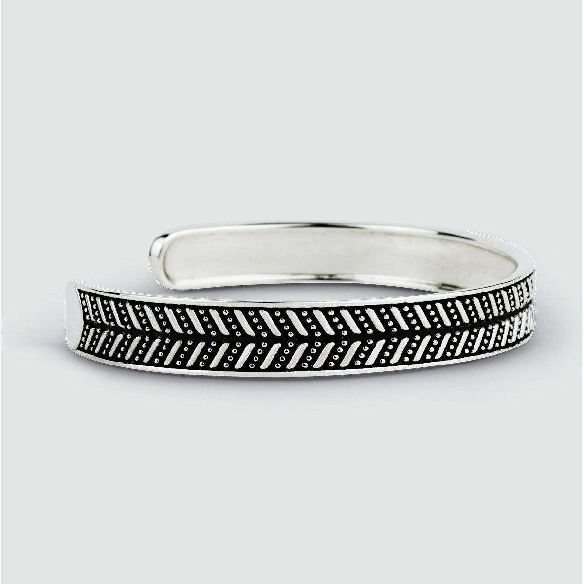 Een Danyal - Geoxideerd Sterling Zilveren Bangle Armband 9mm met zwarte en witte motieven, perfect voor de persoonlijke stijl van mannen.