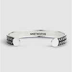 Een Danyal - Geoxideerd Sterling Zilveren Bangle Armband 9mm met het woord vijfennegentig erop, perfect voor een gepersonaliseerde mannenarmband.
