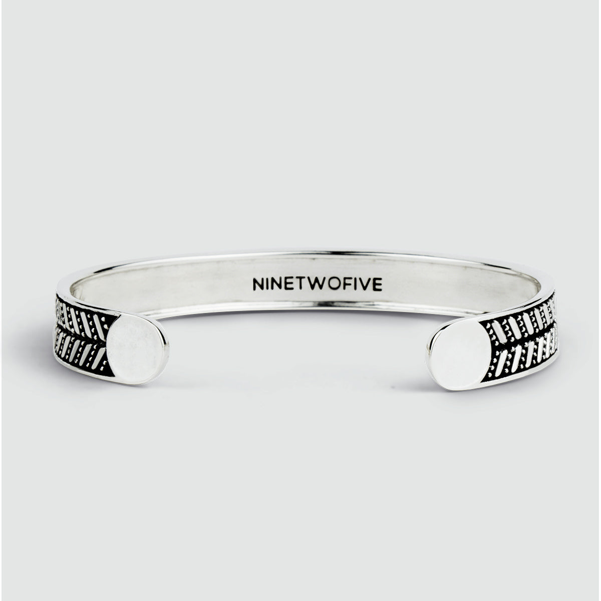 Een Danyal - Geoxideerd Sterling Zilveren Bangle Armband 9mm met het woord vijfennegentig erop, perfect voor een gepersonaliseerde mannenarmband.