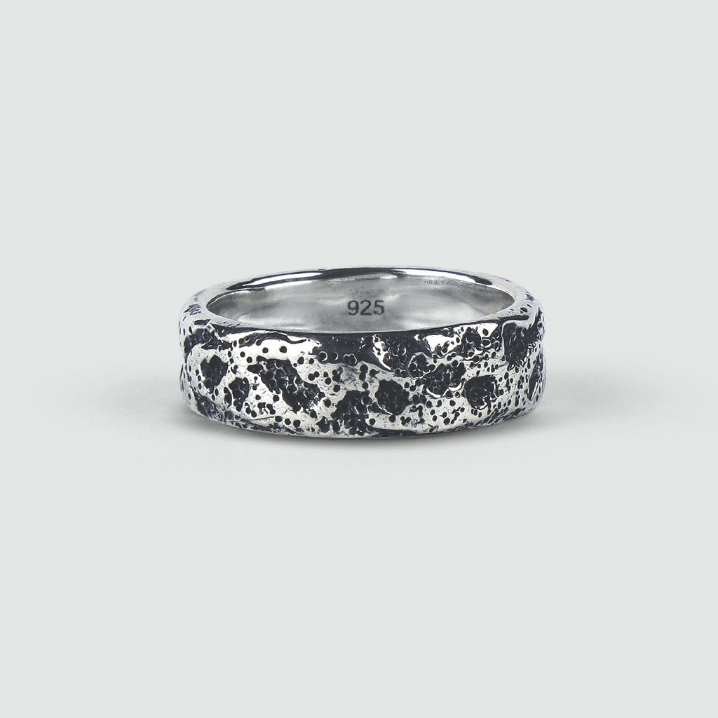 A Tarif - Unique Sterling Silver Ring 7mm with a black and white pattern.