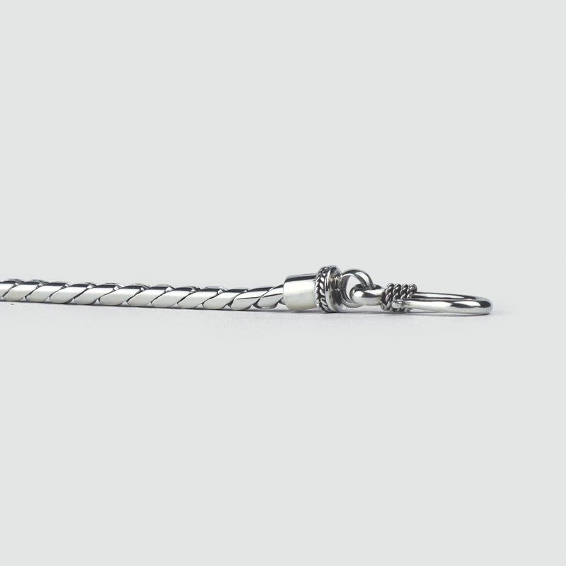 Close-up van de sluiting van de minimalistische heren armband ‘Emir’ van sterlingzilver, van Ninetwofive.