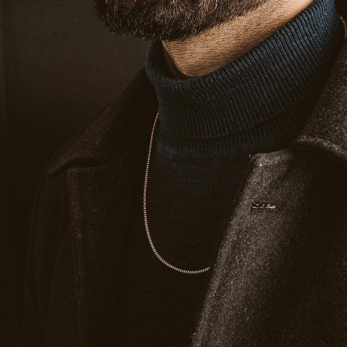 Un homme barbu portant un Naseeb - Elegant Sterling Silver Collier 2.5mm.