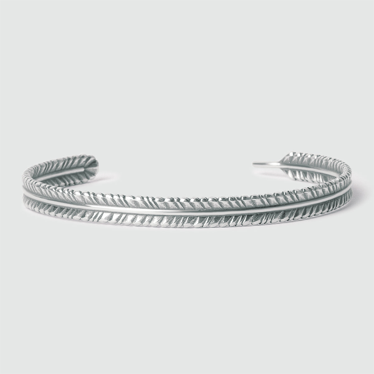 Ein Zahir - Thin Sterling Silver Feather Bangle 6mm mit einem eingravierten Muster.