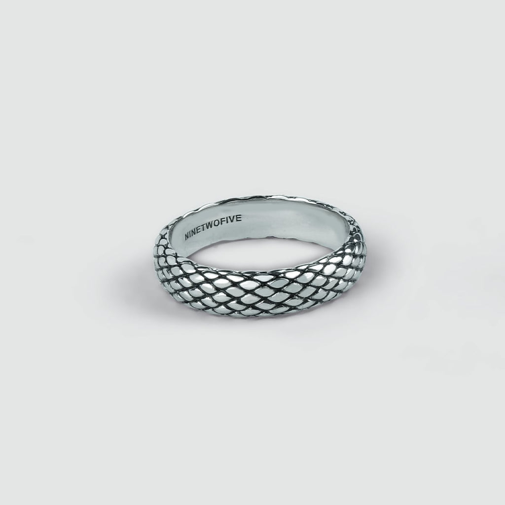 Ferran - Geoxideerd Sterling Zilveren Ring 6mm met een slangenhuid patroon.