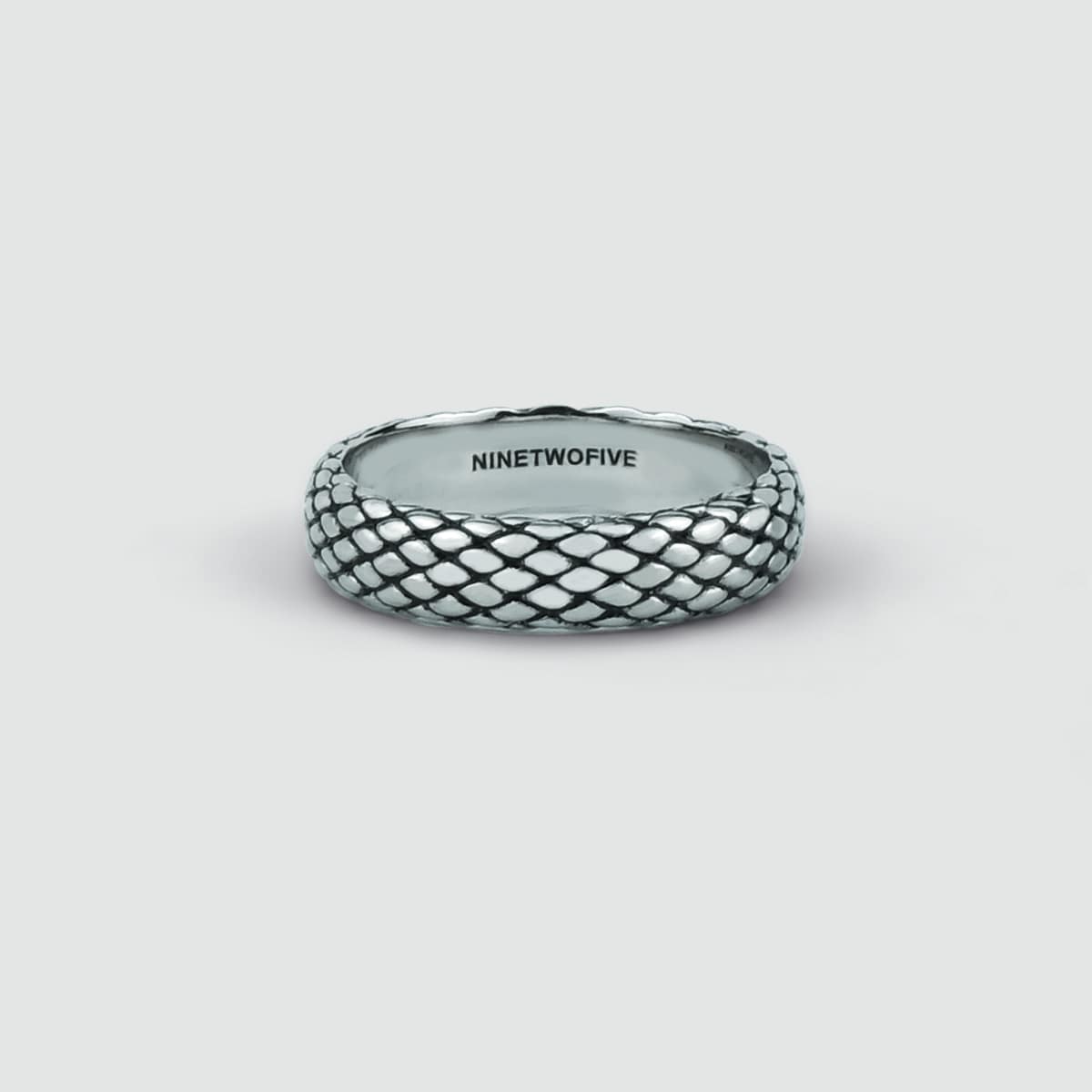 A Ferran - Oxidierter Sterling Silber Ring 6mm mit einem Schlangenhautmuster.