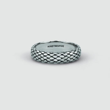 Een Ferran - Geoxideerd Sterling Zilveren Ring 6mm met een slangenhuid patroon.