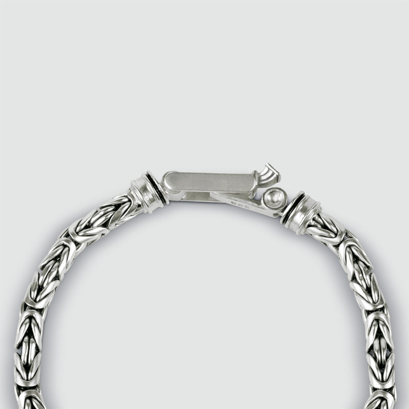 Een close-up van de Turath-armband voor heren in byzantijnse stijl, vervaardigd uit sterlingzilver, van Ninetwofive.