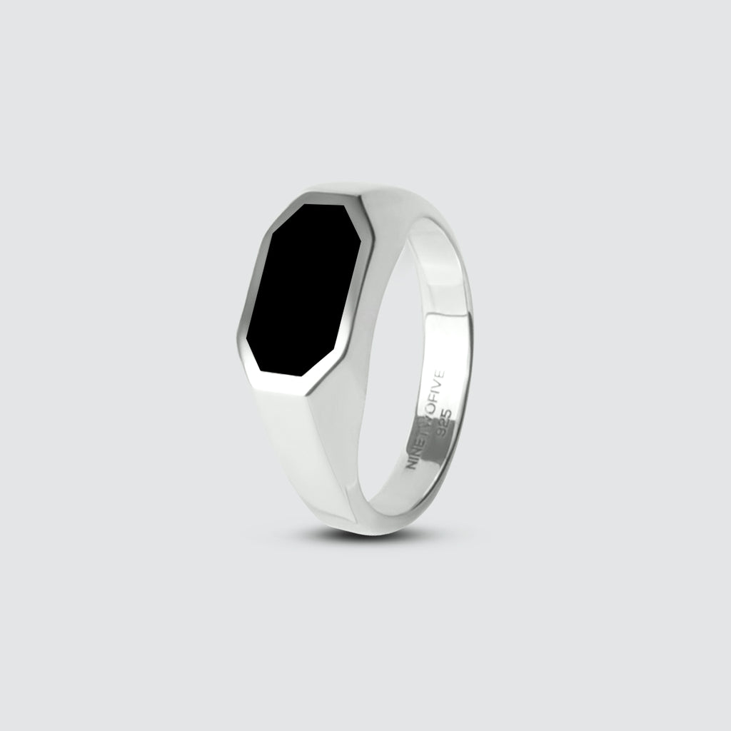 Der Aniq - Elegant Black Onyx Signet Ring 7mm ist ein Siegelring für Männer mit einer Gravur aus schwarzem Onyx auf weißem Hintergrund.