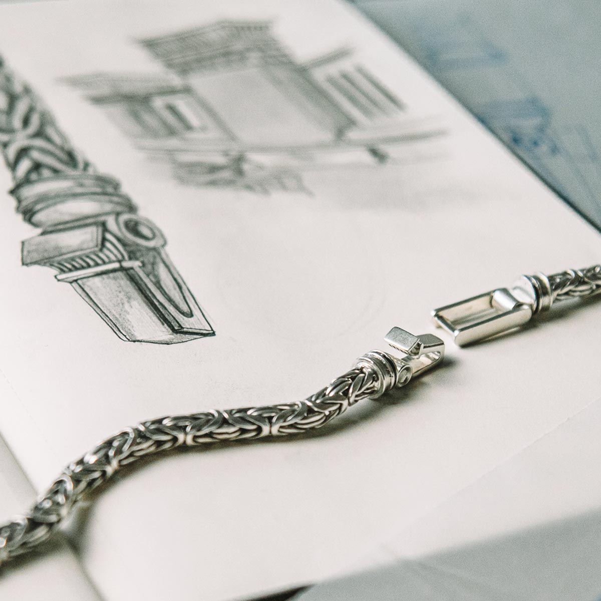Esquisse d'un bracelet personnalisé NineTwoFive Turath - Bracelet des rois byzantins en argent 5 mm sur une feuille de papier.