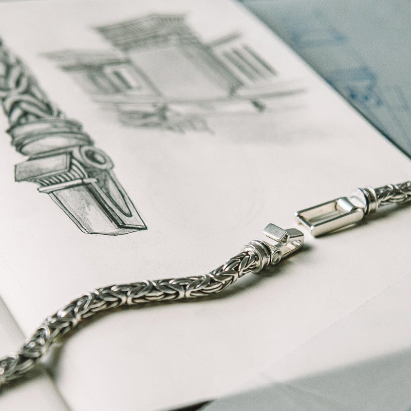 Schets van het ontwerp van de Byzantijnse sterlingzilveren armband voor heren van Turath, afgebeeld plat op het papier, Ninetwofive.