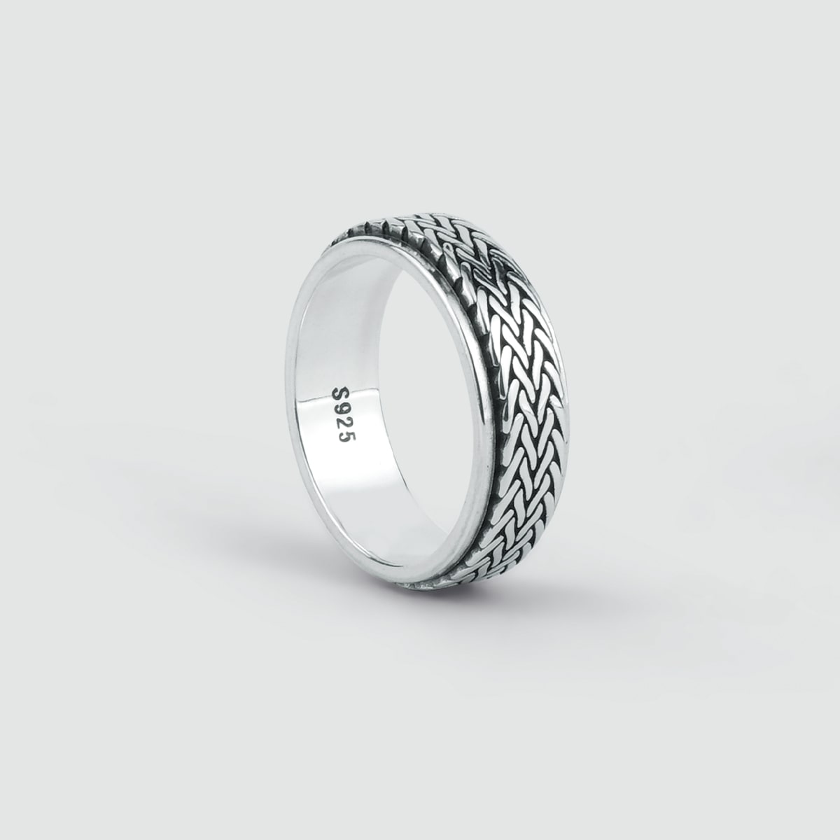 Une bague Hani en argent sterling de 8 mm avec un motif tressé et un dessin gravé.