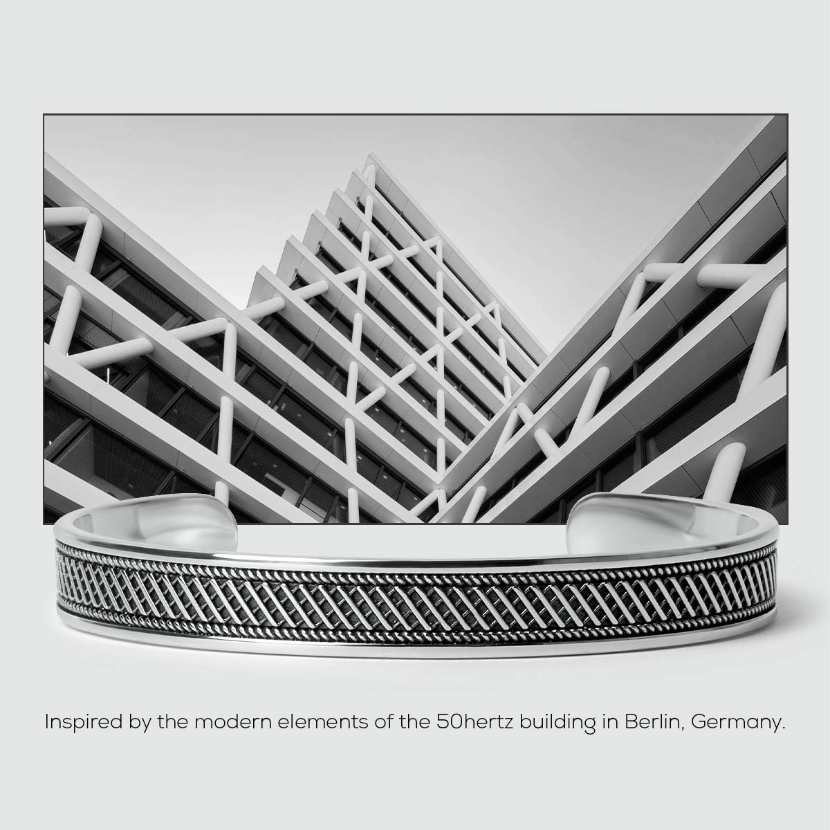 Un Kaliq personnalisé - Argent Sterling oxydé Jonc 10mm avec une image d'un bâtiment, parfait pour les hommes.