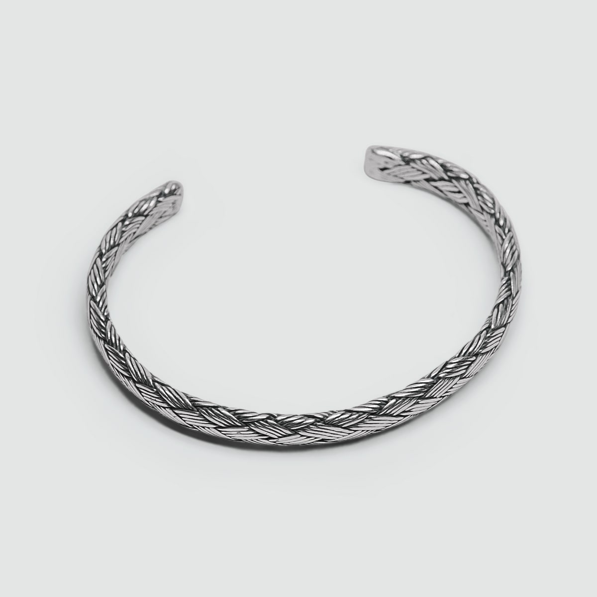 Le bracelet Idris - Tressé en argent Jonc 8mm, parfait pour les hommes.