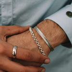 Un homme portant au poignet un bracelet Ishak en argent sterling à maillons de 6 mm.
