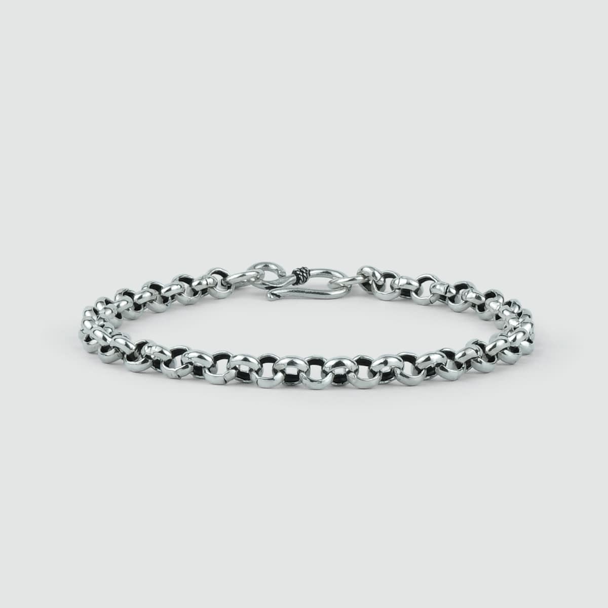 Een Ishak - Sterling zilveren schakelarmband 6mm op een witte achtergrond.