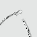 A Kadeem - Sterling Silber Ornamente Kette 3,5 mm mit einem schwarz-weißen Muster, erhältlich in den Längen 50 cm oder 60 cm.