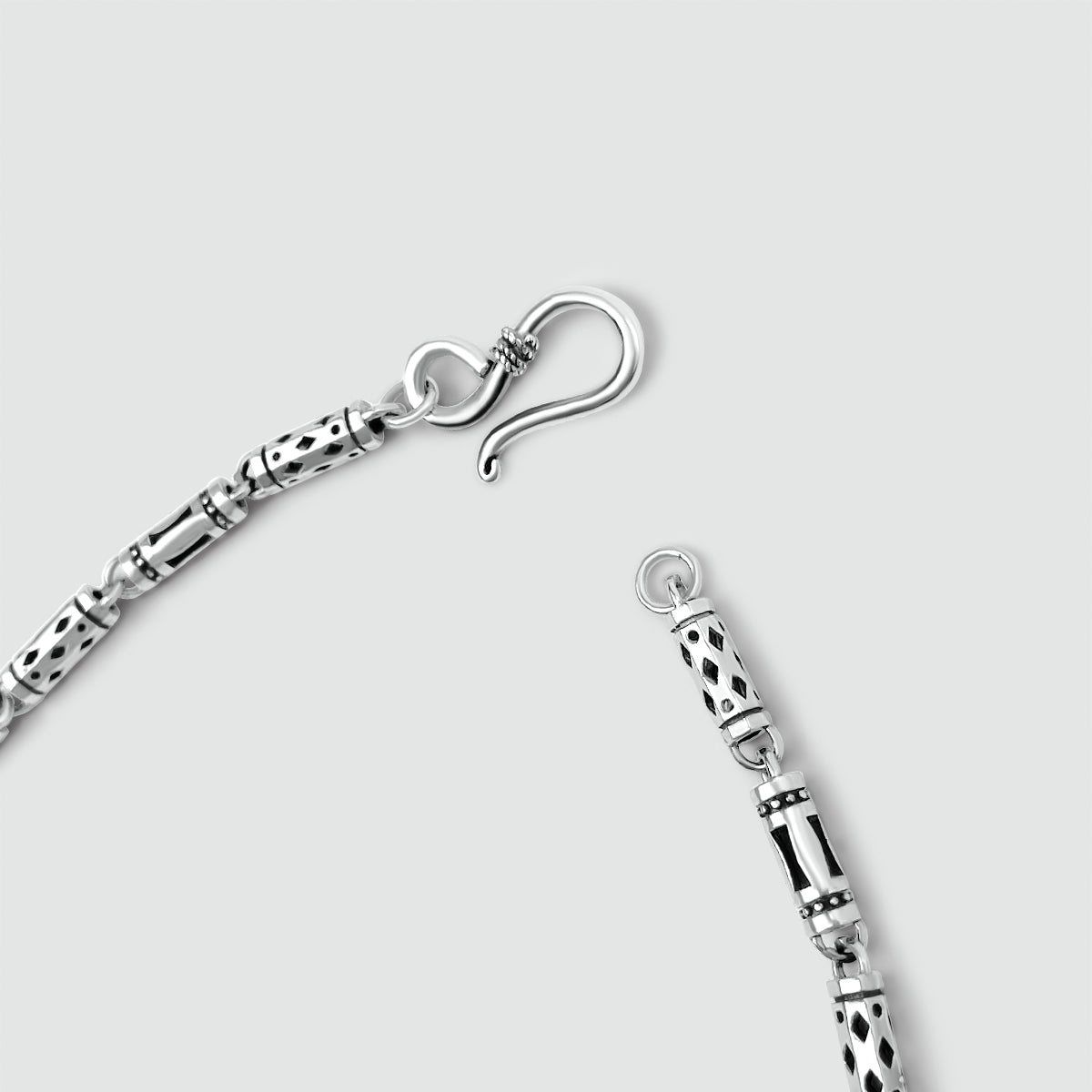 A Kadeem - Sterling Silber Ornamente Kette 3,5 mm mit einem schwarz-weißen Muster, erhältlich in den Längen 50 cm oder 60 cm.