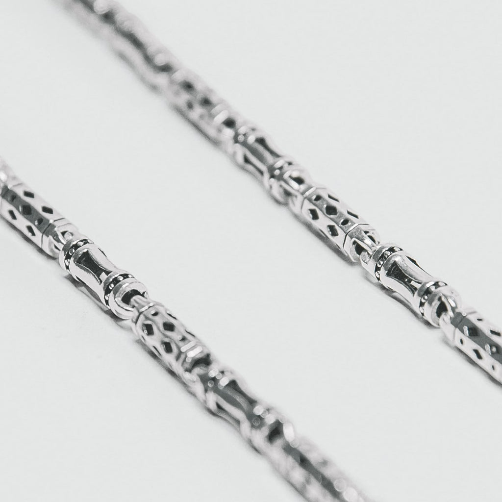 Kadeem - Sterling Silber Ornamente Kette 3.5mm, erhältlich in den Längen 50cm und 60cm, auf einer weißen Oberfläche.