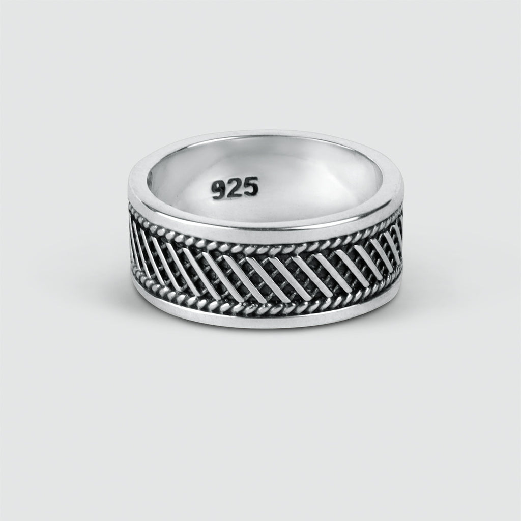Een Kaliq - Geoxideerde Sterling Zilveren Ring 10mm met een zwart-wit patroon.