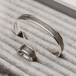 Eine personalisierte Kaliq - Oxidierte Sterling Silber Armreif 10mm sitzt auf einem box.