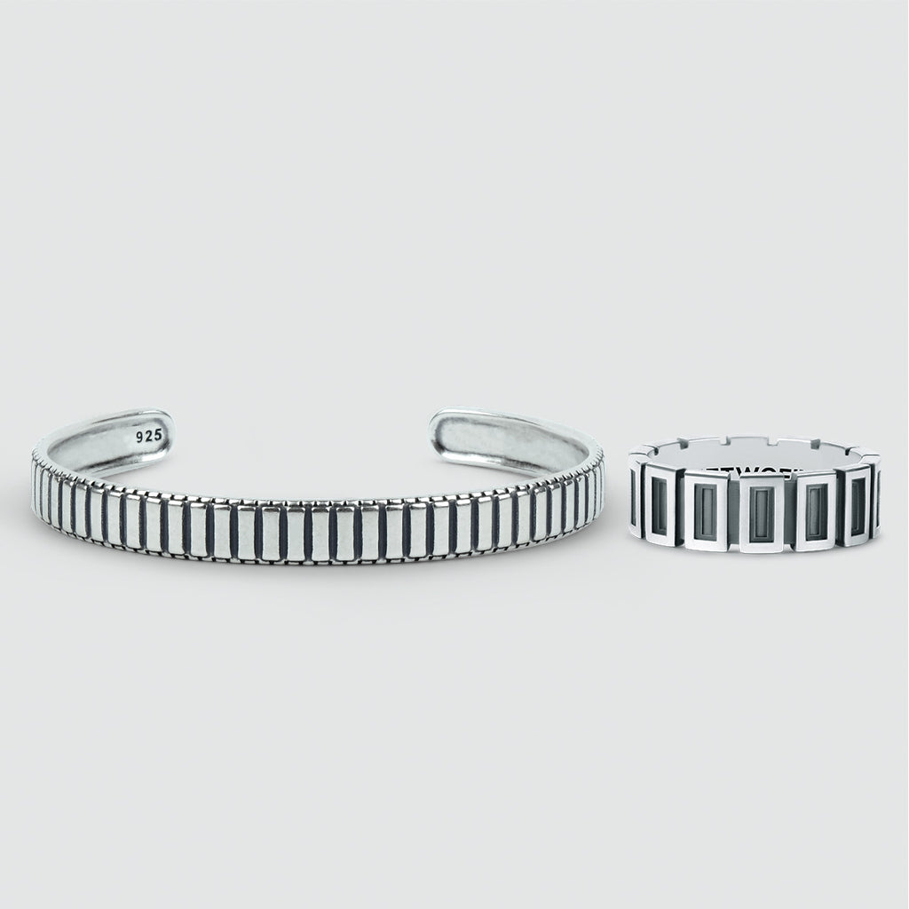 Ein Paar Kenan and Yardan - set, handgefertigte Manschettenarmbänder aus oxidiertem 925er Silber und ein Ring.