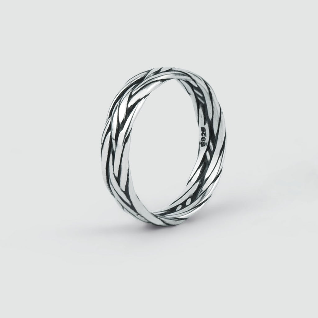 A Latif - Dunne Sterling Zilveren Gevlochten Ring van 5 mm met een gevlochten ontwerp.