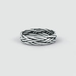 Une magnifique bague Latif - fine bague tressée en argent sterling de 5 mm avec un motif noir et blanc.