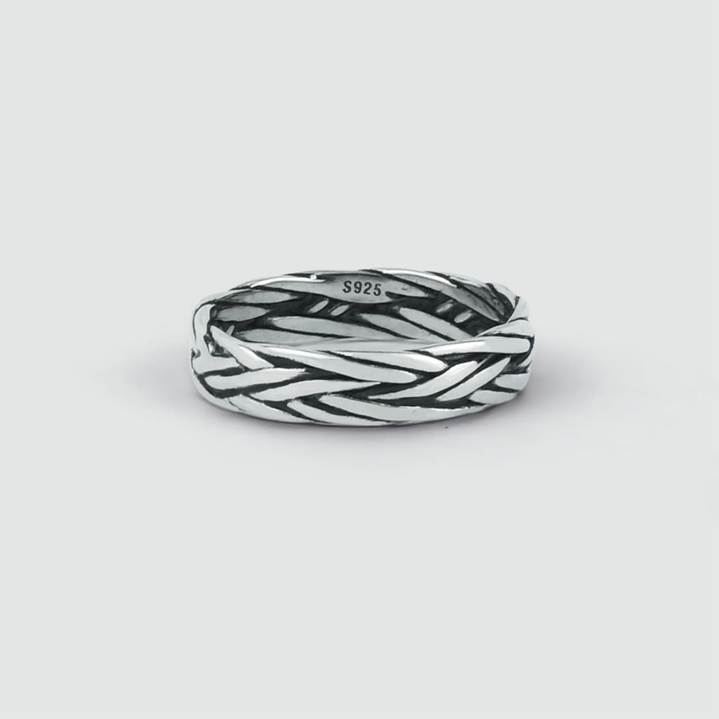 Een prachtige Latif - Dunne Sterling Zilveren Gevlochten Ring van 5 mm met een zwart-wit patroon.
