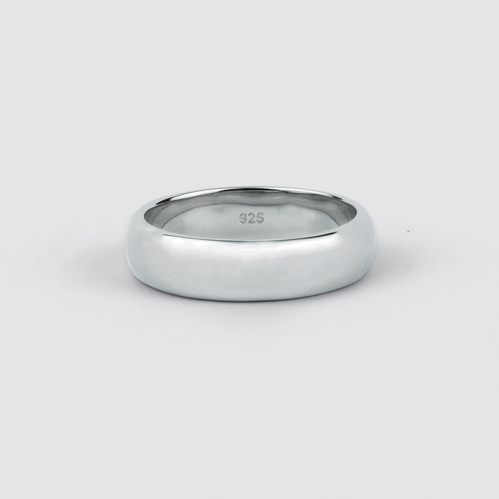 A Malik - Schlichter Sterling Silber Ring 6mm auf weißem Hintergrund.