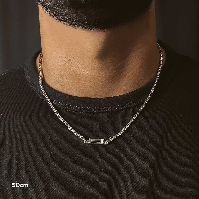 Ein bärtiger Mann trägt eine 50 cm lange, gedrehte Sterling-Silber-Kette von Nadir, erhältlich unter Ninetwofive.
