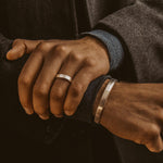 Un homme portant la bague Boulos et Tamir - set .