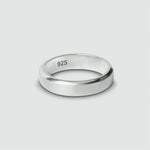 Une bague en argent mat de 6 mm gravée Tamir avec le mot 925.