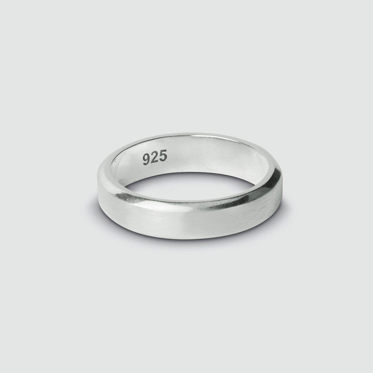 Une bague en argent mat de 6 mm gravée Tamir avec le mot 925.
