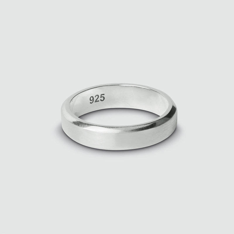 Ein mattierter Tamir-Ring aus Sterling Silber von Ninetwofive mit einer Gravur und der Aufschrift „925“.