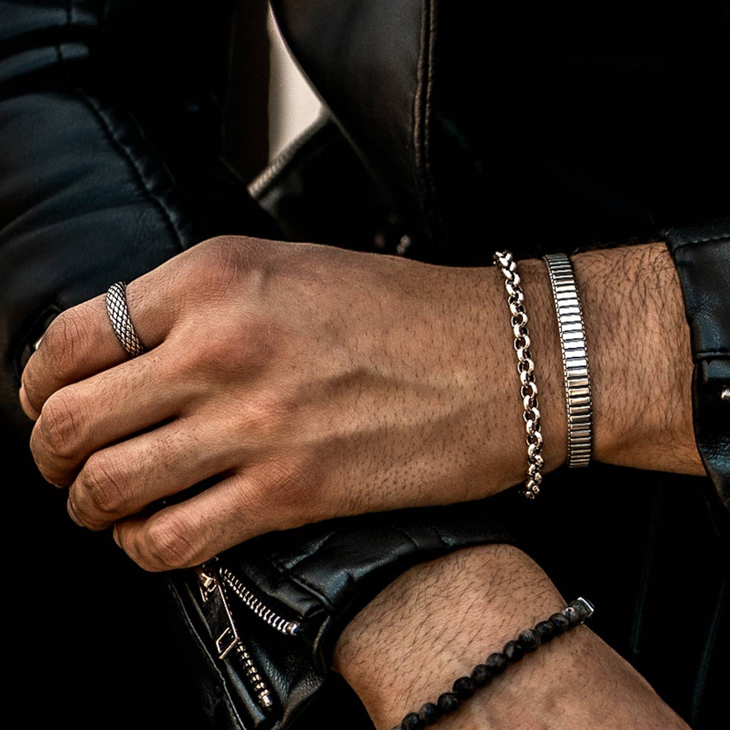 Ein Mann trägt eine Lederjacke und NineTwoFive's Ishak - Sterling Silver Chain Link Bracelet 6mm.