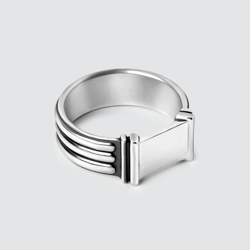 Draufsicht auf den Imad-Siegelring aus Sterlingsilber mit quadratischem Design von Ninetwofive.