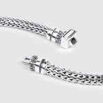 Ein Paar NineTwoFive Mirza - Sterling Silber geflochtene Armbänder für Männer auf einem weißen Hintergrund.