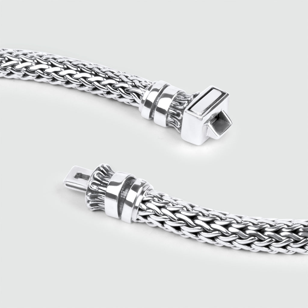 Ein Paar NineTwoFive Mirza - Sterling Silber geflochtene Armbänder für Männer auf einem weißen Hintergrund.