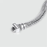 Ein stilvolles NineTwoFive Mirza - Sterling Silver Braided Bracelet 7mm auf weißem Hintergrund.