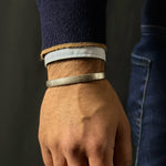 Un homme portant un Fudail - argent sterling brossé Jonc 8mm.