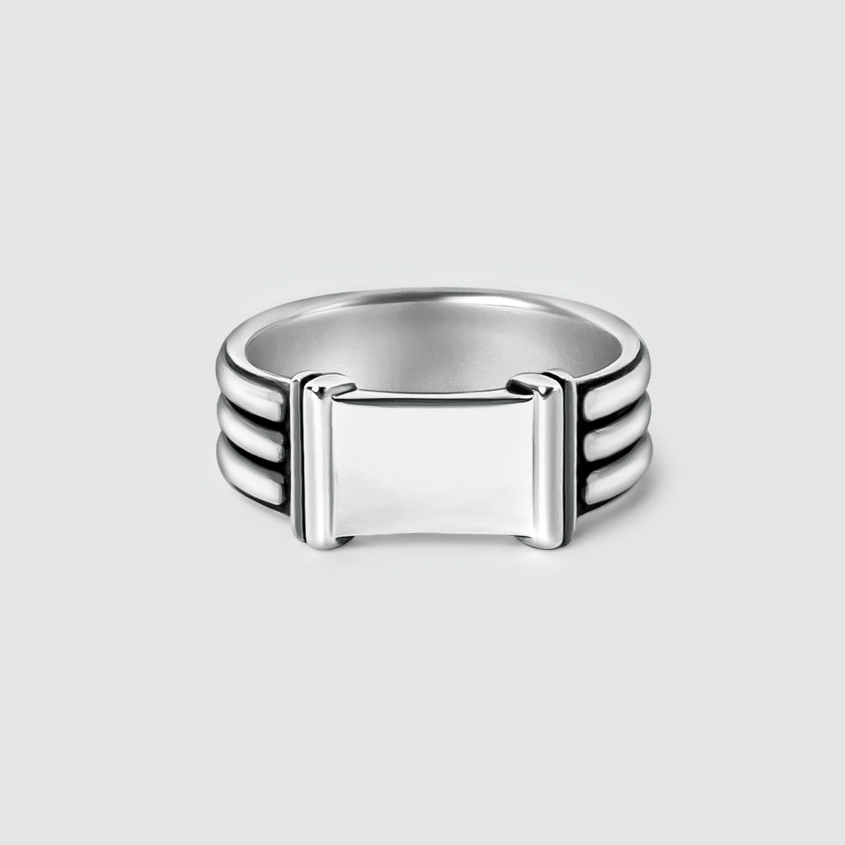 Ein Imad - Sterling Silber Pillar Signet Ring 8mm mit einem quadratischen Design.